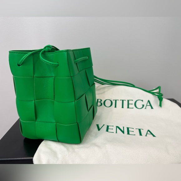 <SOLD> Bottega Veneta Small Green Cassette Bucket Bag - Picture 1 of 9